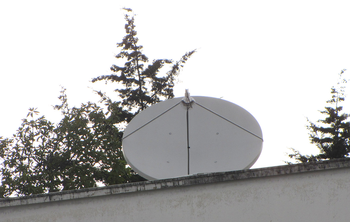 La antena tiene 1.80 metros de diámetro y apunta a un satélite geoestacionario.