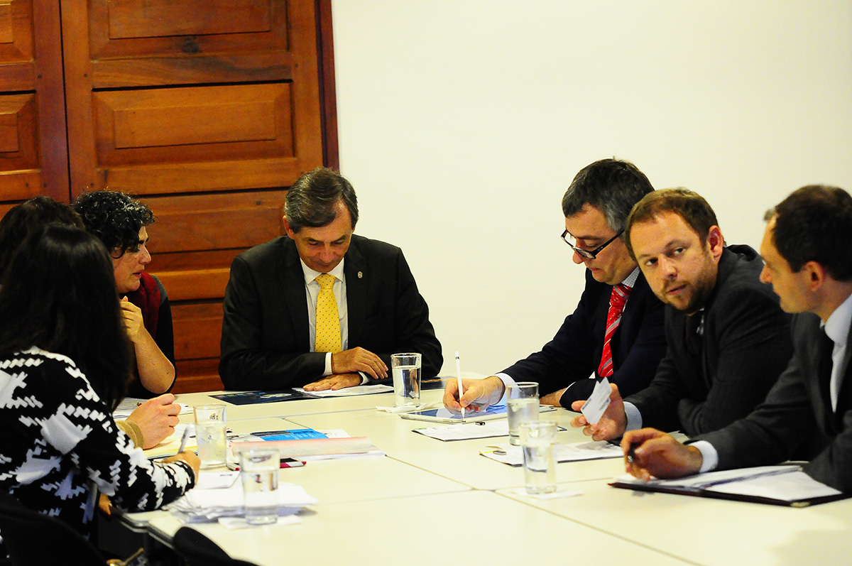 Juan Manuel Tejeiro y la profesora Catalina Arévalo, directivas de la U.N., reunidos con la delegación rusa. (Foto: Nicolás Bojacá)