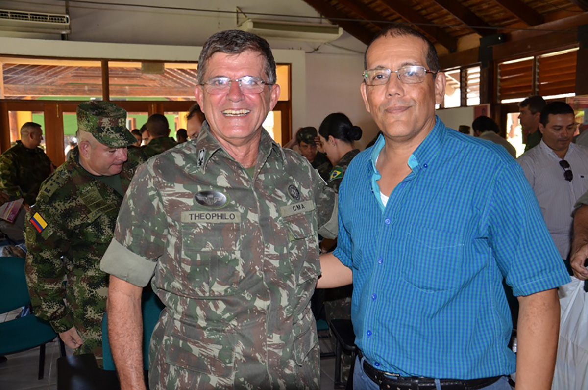 El profesor Pablo Palacios, director de la U.N. Sede Amazonia y Theophilo Gaspar de Oliveira, comandante del Ejército del Estado do Amazonas.  (Foto: Harrison Calderón)