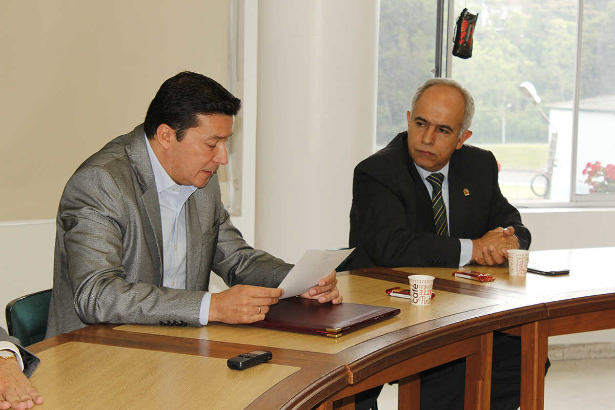 Hernán Penagos, delegado de la Cámara de Representantes para entregar el reconocimiento.