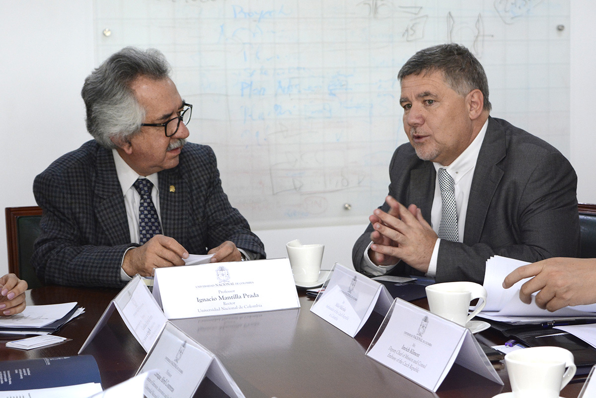 Profesor Ignacio Manilla, rector de la Universidad Nacional de Colombia y Milo' Sklenka, embajador de la República Checa en Colombia.