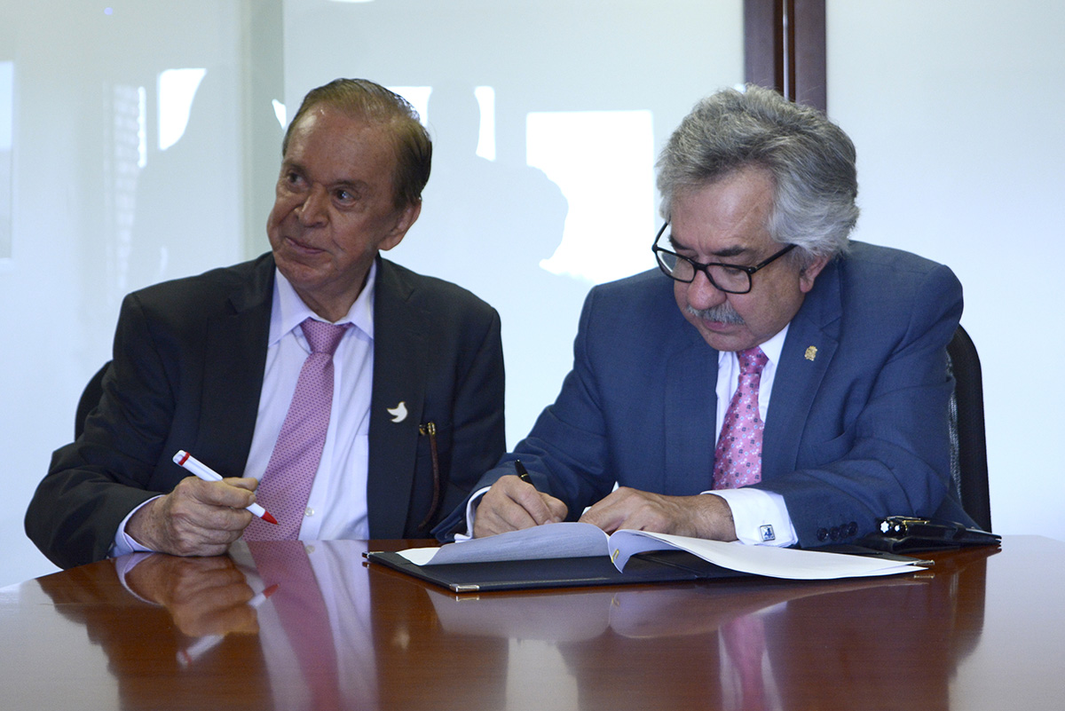 El profesor Ignacio Mantilla Prada, rector de la U.N. y Nebio Echeverry, gobernador del Guaviare, firmaron alianza para llevar programa del Peama a esta región.