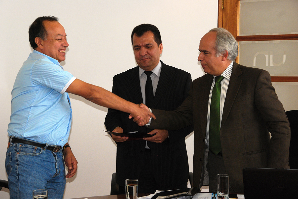 El vicerrector Germán Albeiro Castaño Duque hizo entrega de este reconocimiento.