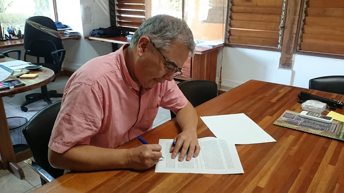 El profesor Donato, director de la U.N. Sede Amazonia, durante la firma del convenio con la Gobernación del Amazonas.