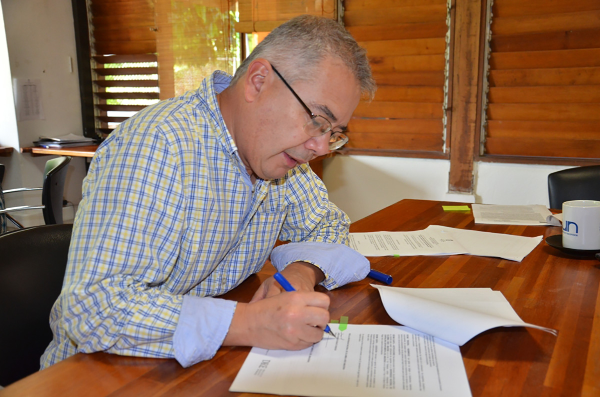 El director de la Sede Amazonia, profesor Jhon Charles Donato, firma el convenio con la Contraloría Departamental del Amazonas.