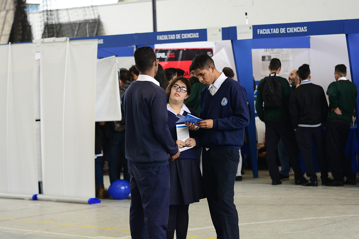 Estudiantes de diversos colegios de Bogotá recorrieron los stands que instaló la U.N., para informar sobre los programas de pregrado disponibles.