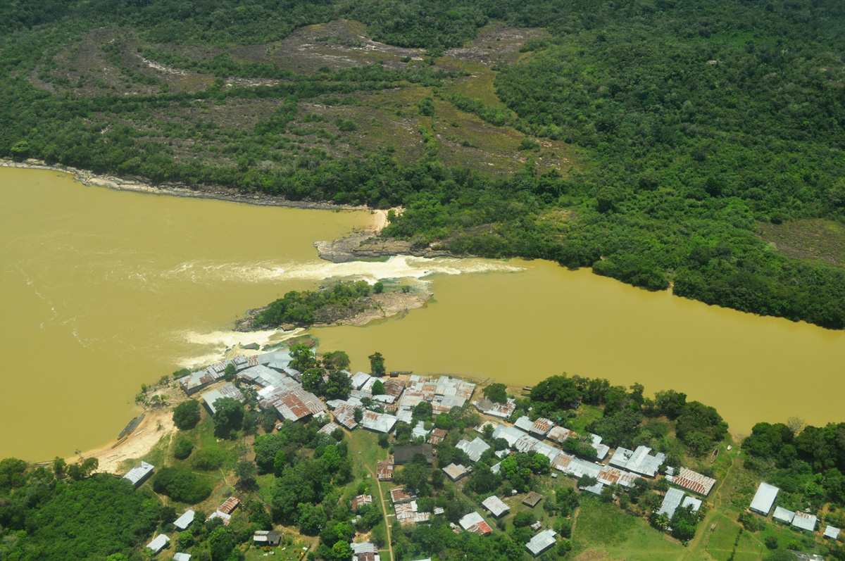 Caserío y raudal de Tomachipán, municipio ubicado a 160 kilómetros de San José del Guaviare. Foto: Jenny Cuento