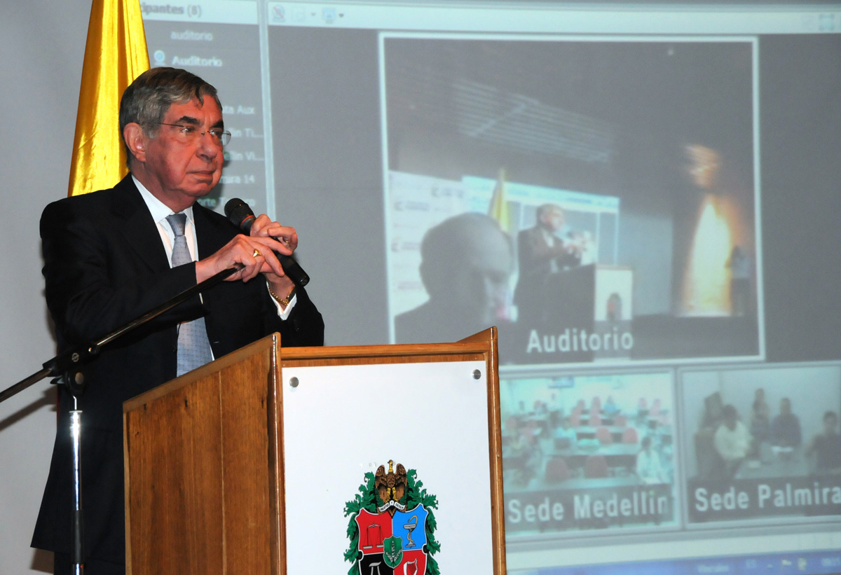 Presentación del nobel de paz, Óscar Arias, en la Escuela Internacional de Verano 2015, 'Conectando a los mejores para la paz'.