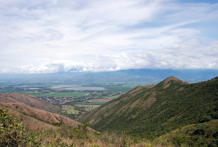 Un corredor es un espacio geográfico que se planifica, ordena y maneja con el fin de proporcionar conectividad entre ecosistemas y hábitats a través del paisaje para contribuir a la biodiversidad biológica.