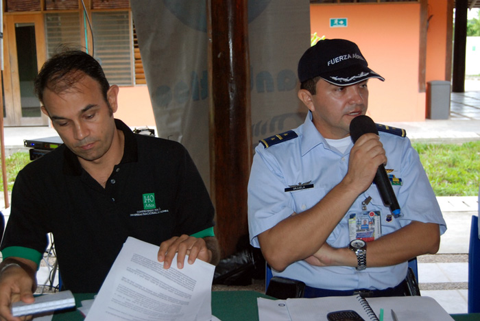 El profesor Germán Ochoa de la UN y el comandante de la Fuerza Aérea del Amazonas examinan el tema de la vía y las repercusiones de su deterioro.