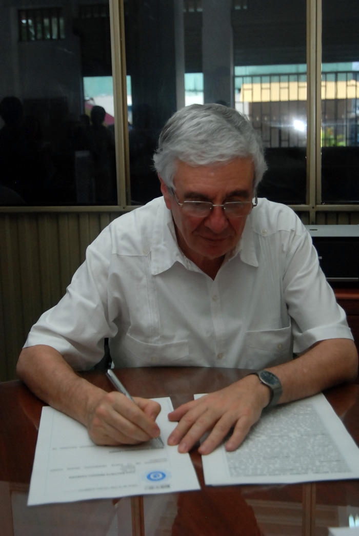 Professor Wasserman signing the documents. Photos: Alejandro Borráez - Unimedios