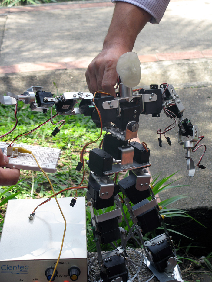 This is the biped robot built with the creativity of Universidad Nacional de Colombia. Unimedios.