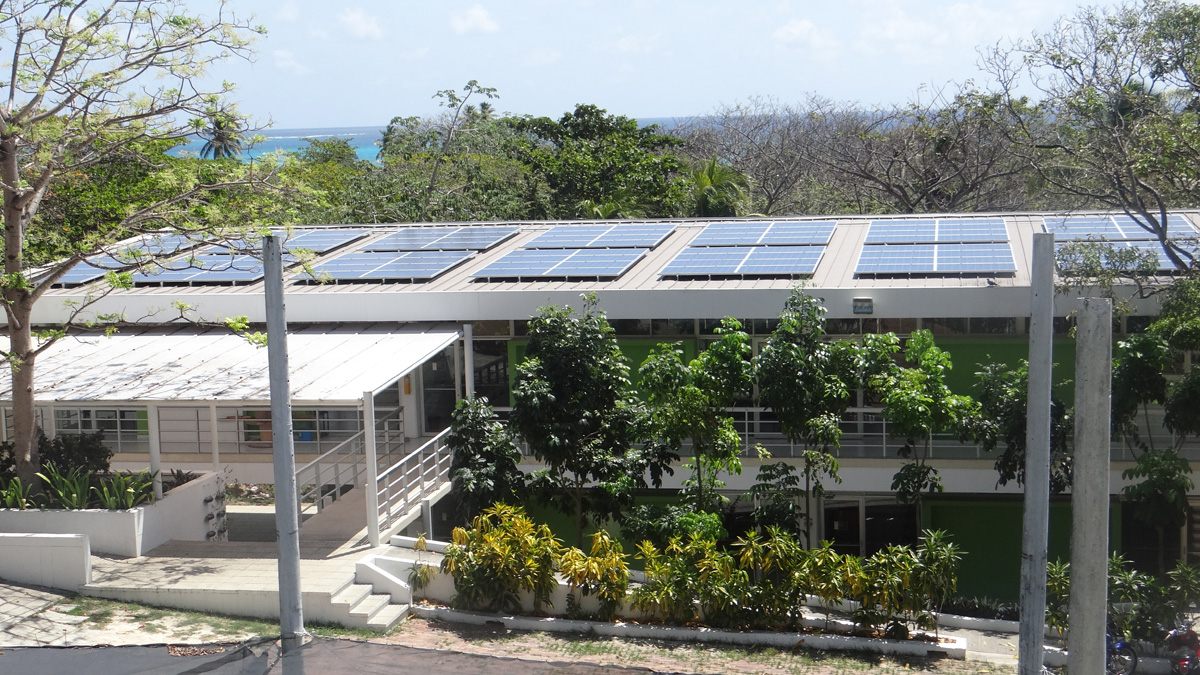 Estas son las nuevas aulas con los paneles solares en la Sede Caribe.