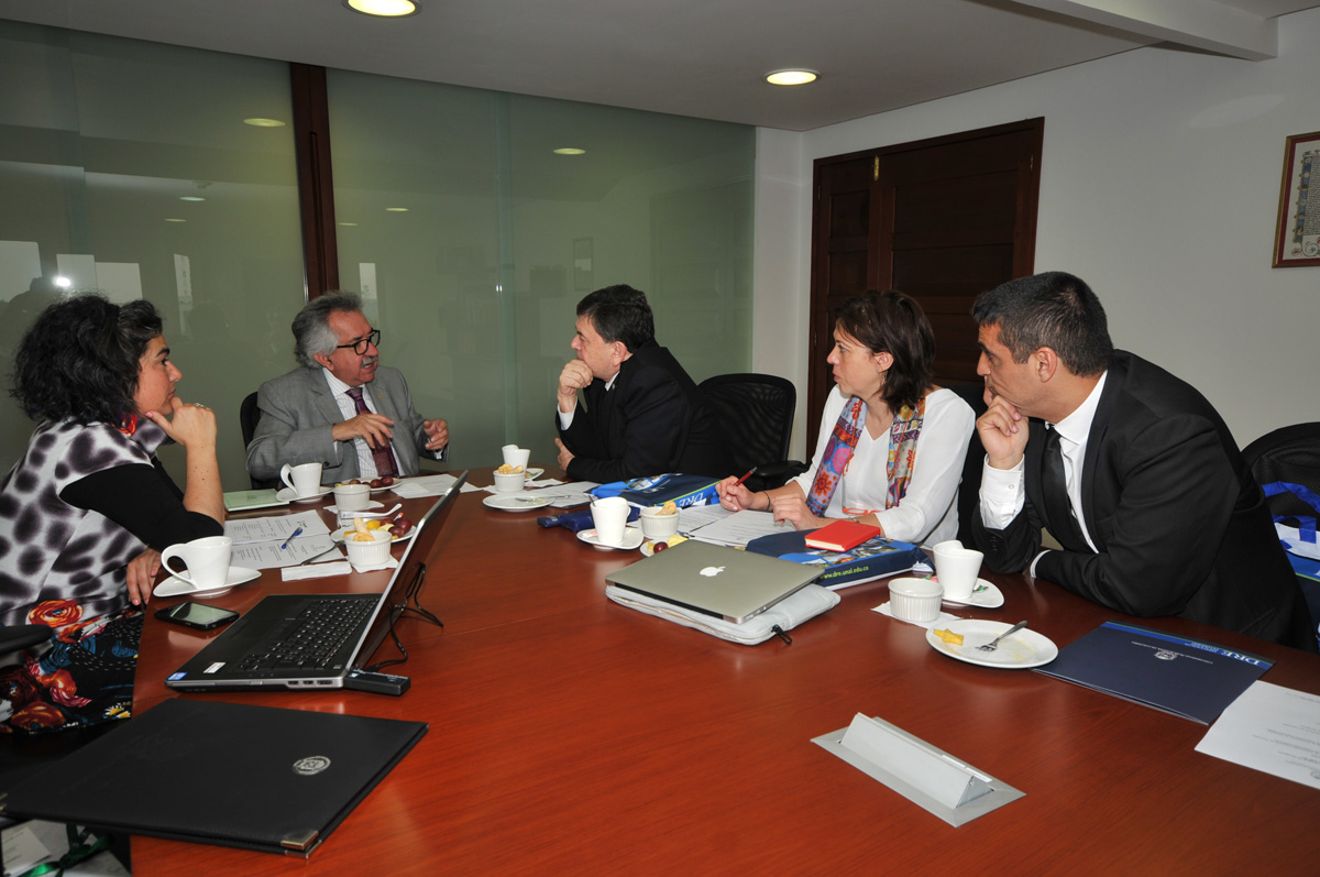 Los rectores de la U.N. y la Universidad de Zaragoza reunidos con sus respectivas delegaciones. Fotos: Juan David Tena