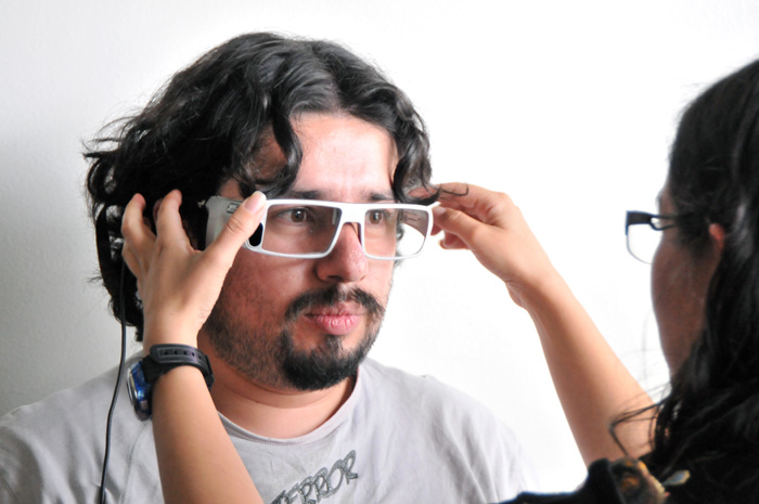 Las gafas Tobii capturan de forma natural el comportamiento de los usuarios frente a diversas situaciones o productos. Foto: Felipe Castaño/Unimedios