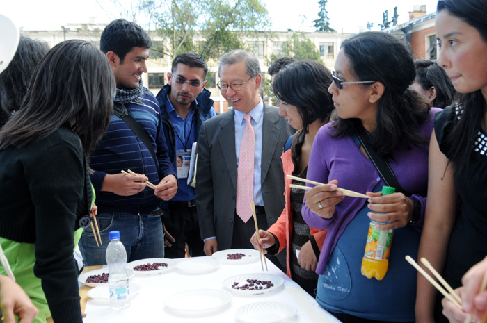 El Embajador de Corea del Sur Choo Jong Youn, durante una de sus visitas al Campus Universitario. (Fotografía Víctor Manuel Holguín)