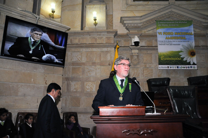 Gerardo Ardila después de recibir la condecoración en el Capitolio Nacional.