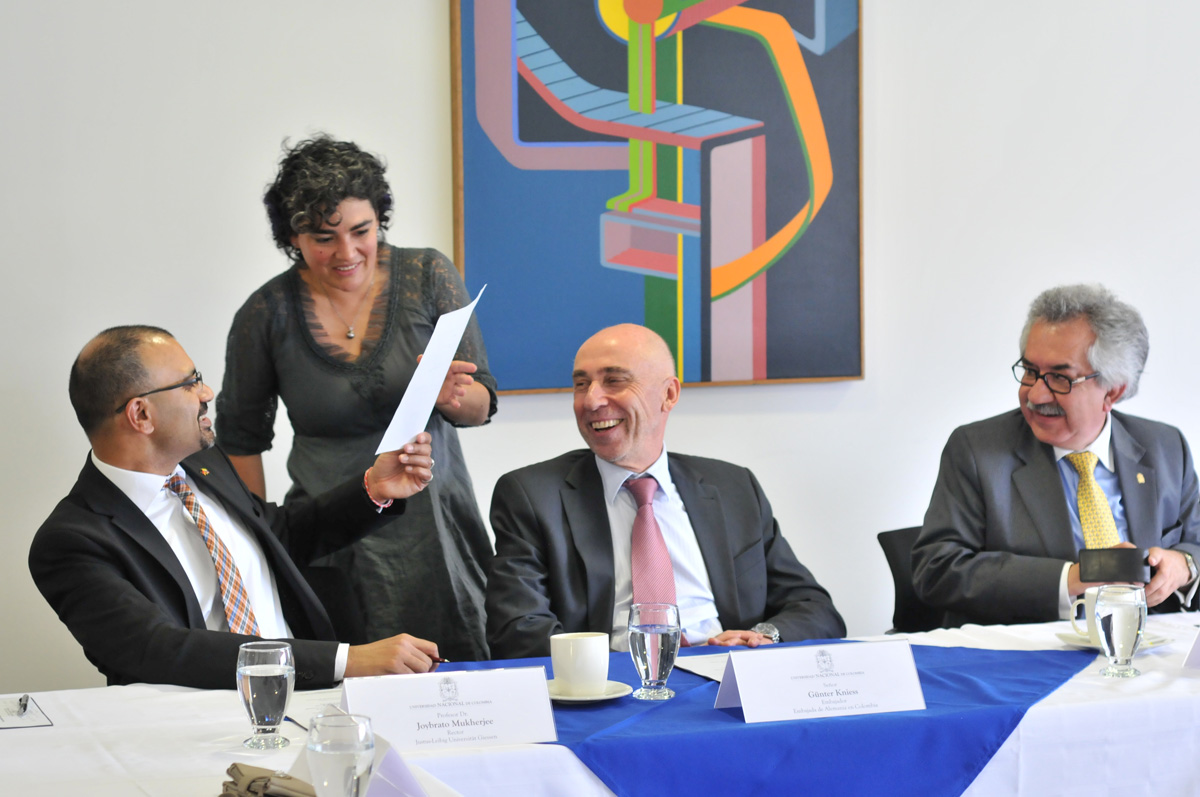 De izquierda a derecha: Joybrato Mukherjee, rector de la Universidad de Giessen; Catalina Arévalo, directora de Relaciones Exteriores de la U.N.; Günter Kniess, embajador de Alemania en Colombia e Ignacio Mantilla, Rector de la U.N.