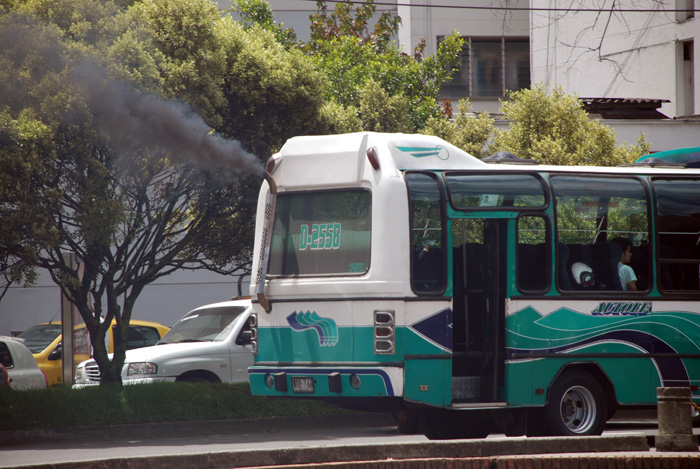 Aunque el motor diésel proporciona economía al usuario, su combustión incompleta hace que se produzca el hollín, tóxico que va a parar directo al medioambiente. Unimedios