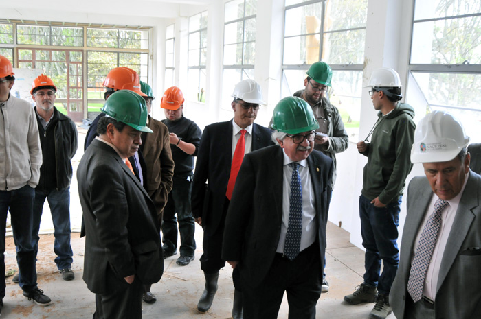El rector Ignacio Mantilla Prada visitó las aulas listas, que tendrán capacidad para 60 personas. Fotos Felipe Castaño