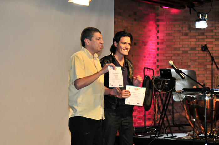 De izquierda a derecha, Alejandro Rodas Martínez y Manuel Alejandro Henao Garzón, participantes reconocidos en la modalidad Audio, categoría Aficionado.