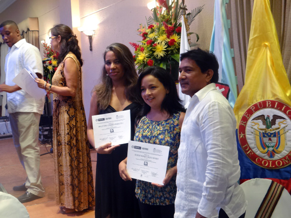 Los docentes participantes en el Programa de Inmersión en Inglés 2013 reciben sus diplomas.