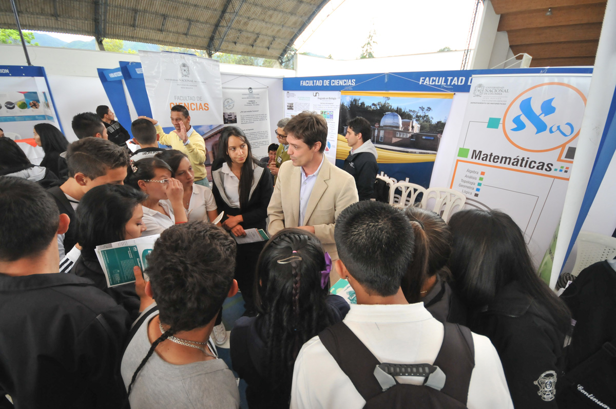 La novena versión de la Feria de Divulgación de Programas Curriculares de la U.N. contó con la participación de 3.200 estudiantes de Bogotá. - Fotos: Felipe Castaño / Unimedios