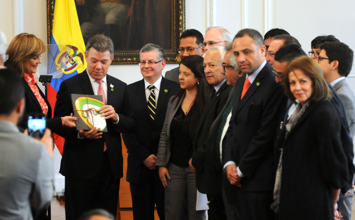 Entrega del documento Acuerdo por lo Superior 2034, por parte de los miembros del CESU al Presidente de la República. - Fotos: Víctor Holguín /  Unimedios
