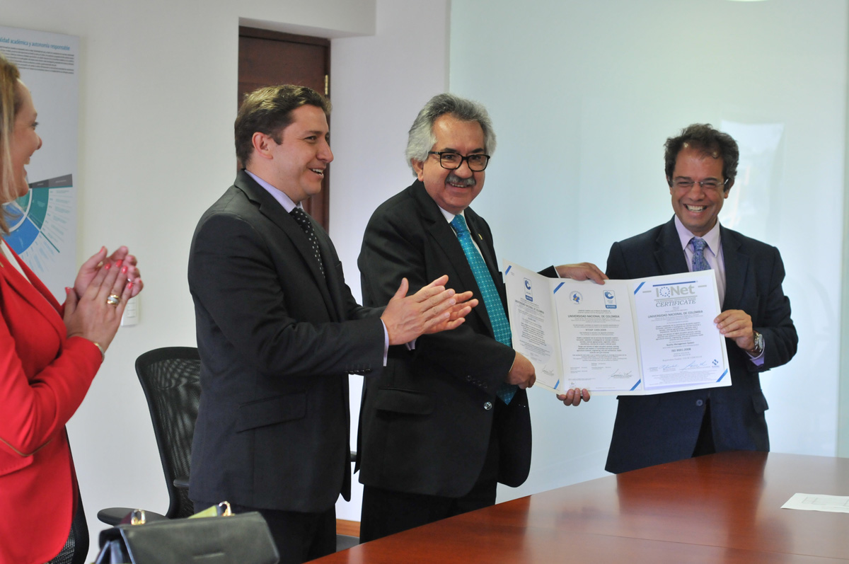 Entrega de certificados de gestión de calidad en las normas NTC GP 1000:2009 e ISO 9001:2008, por parte del ICONTEC a la Universidad Nacional de Colombia. - Fotos: Felipe Castaño / Unimedios