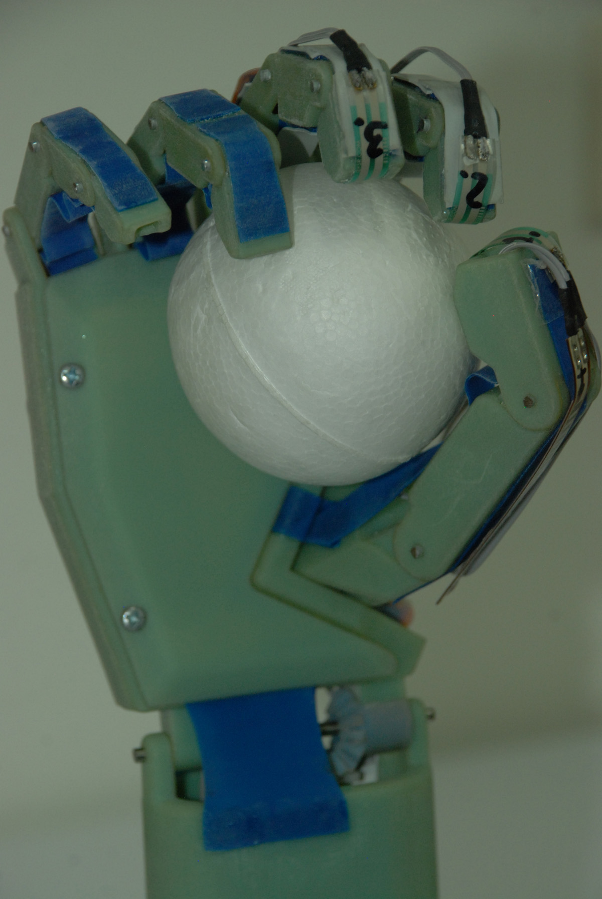 Prototipo de prótesis de mano con control de voz. (Foto: Andrés Almeida Guano).