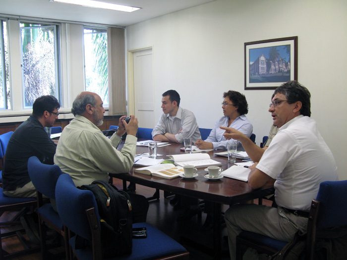 El funcionario de la Organización Internacional de Maderas Tropicales se reunió con docentes del Departamento de Ciencias Forestales de la UN en Medellín.