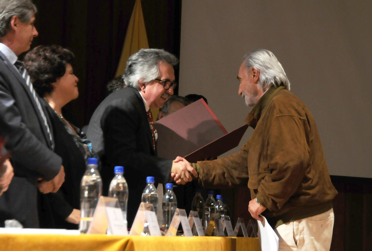 El sociólogo Alfredo Molano recibe el Honoris Causa.