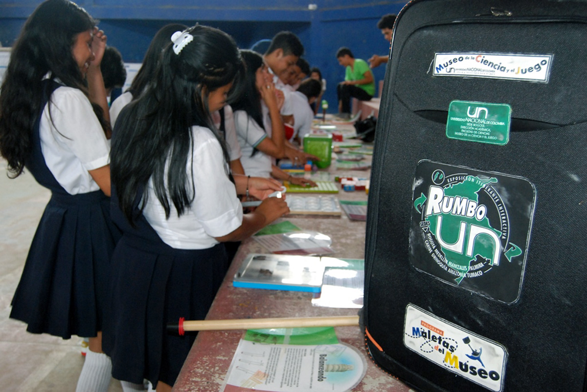 Exposición de la maleta itinerante interactiva del Museo de la Ciencia y el Juego en los colegios de la ciudad de Leticia.