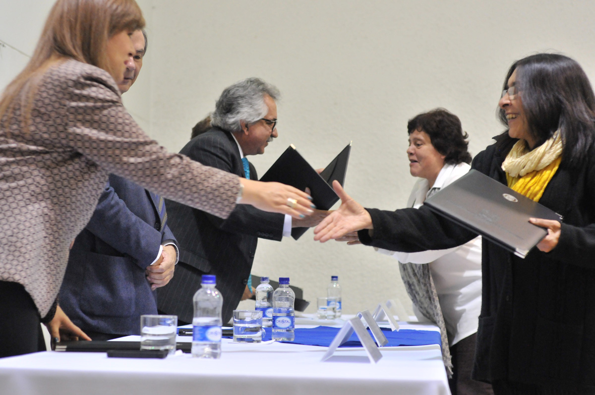 En total 44 docentes recibieron el reconocimiento de tenencia de cargo por parte de la U.N. (Fotos Felipe Castaño)
