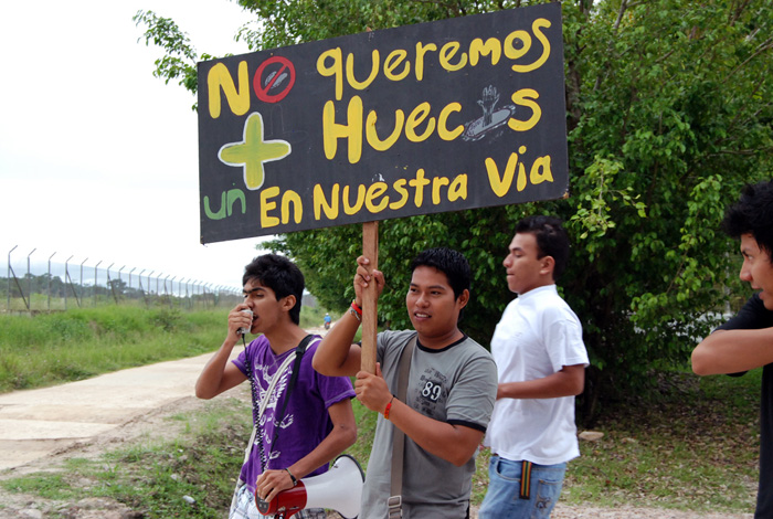 Los estudiantes de la UN en Amazonia exigen la reparación y el alumbrado del sendero peatonal que comunica a la Institución con Leticia. Fotos: Leticia/Unimedios