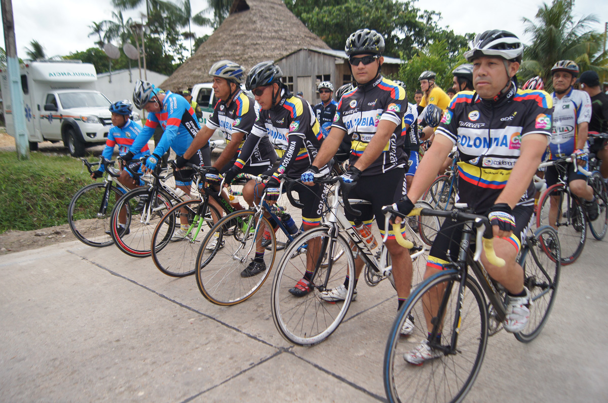 Ciclistas del Amazonas listos para la partida. La U.N. estuvo presente en las competencias regionales.