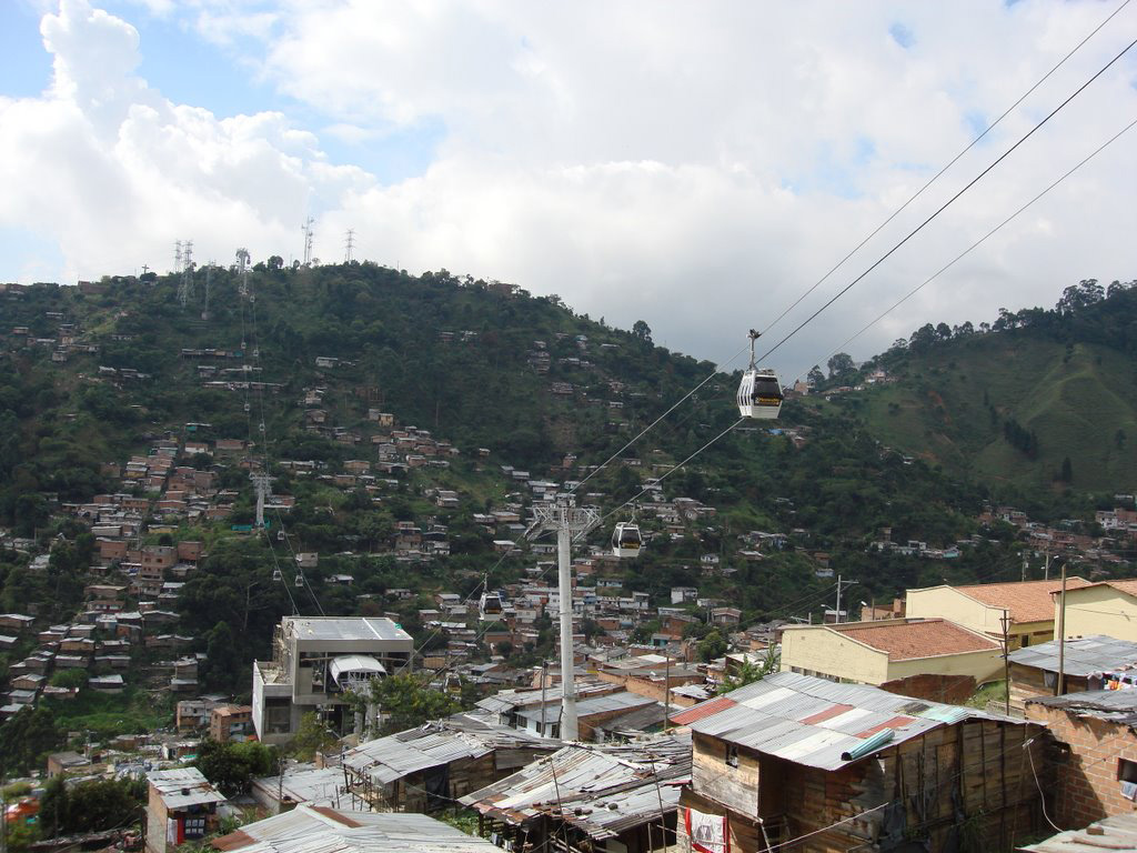 El Metrocable Pajarito comunica a la comunidad de la Ciudadela Nuevo Occidente en Medellín. http://static.panoramio.com/photos/large/7184499.jpg