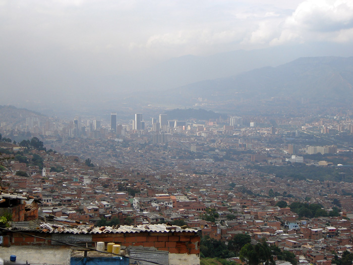 De acuerdo con Carmen Elena Zapata, docente de la UN en Medellín, actualmente la ciudad vive un fenómeno denominado microclima y que es causado por la emisión de gases de efecto invernadero, como el metano, el ozono y el azufre.