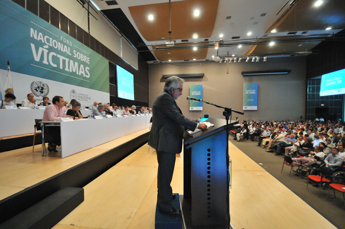 Ignacio Mantilla, rector de la U.N., en su intervención en el Foro Nacional sobre Víctimas. Fotos Felipe Castaño