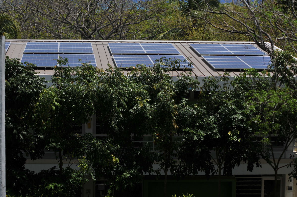 Los paneles solares fueron instalados hace un año en la U.N. Sede Caribe.