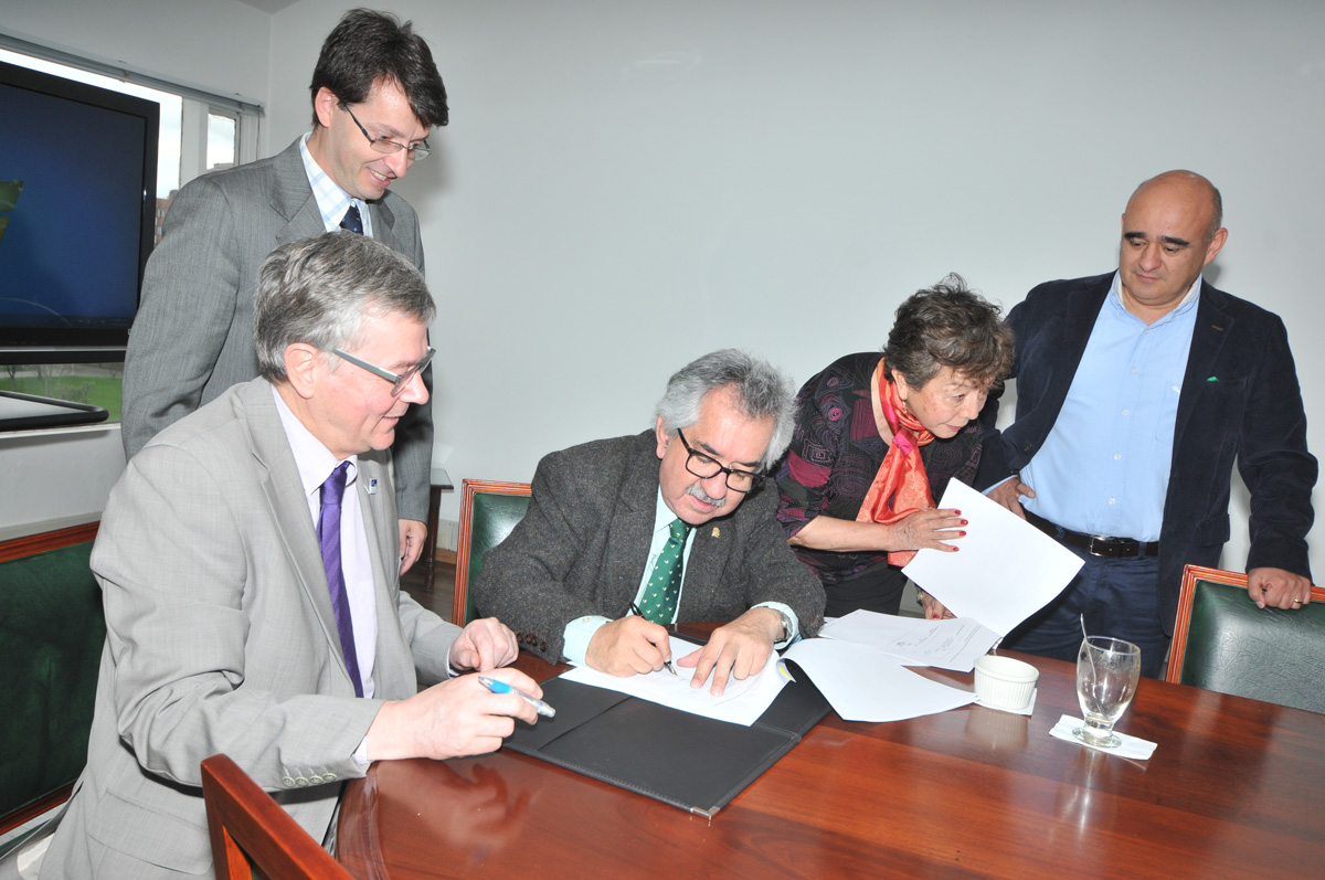 Ignacio Mantilla, rector de la U.N., y Jean-Claude Bara, vicepresidente de Asuntos Académicos del Institut Mines Télécom, firman el convenio.