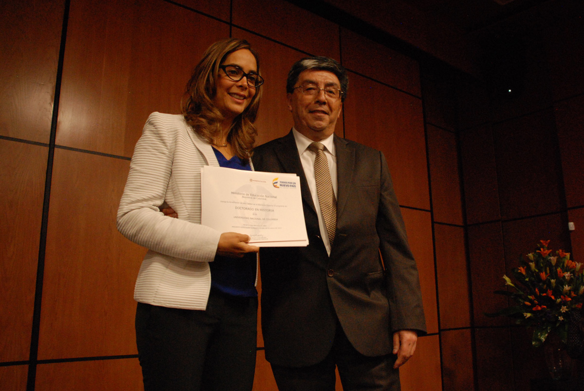 La ministra de Educación, Gina Parody, entrega las certificaciones al profesor Carlos Garzón, director nacional de Planeación de la U.N. Fotos: Catalina Torres