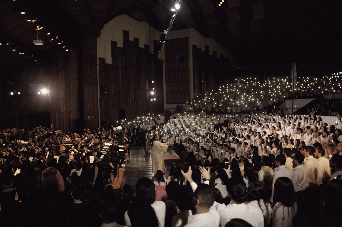 Más de 2.000 voces se reunieron en el Auditorio León de Greiff para interpretar El arca de Noé. Fotos: Nicolás Bojacá ' Unimedios.