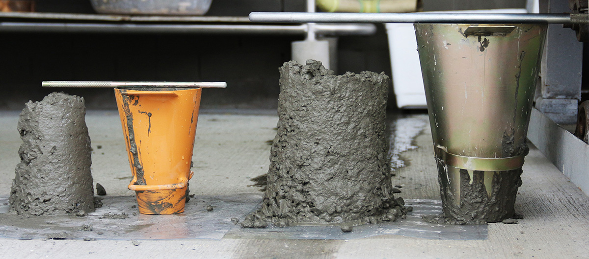 Los conos modificados (de colores) permiten ahorrar el 68 % del concreto en pruebas de asentamiento. Fotos: Unimedios.