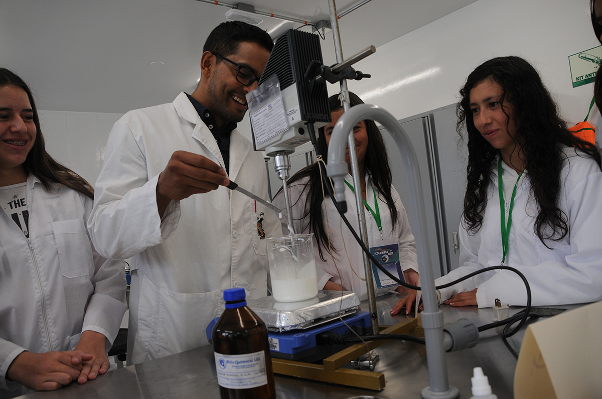 En el 'Club de ciencia cosméticos de mi tierra' las estudiantes buscan elaborar productos cosméticos desde la biodiversidad nacional. Fotos: Nicolás Bojacá ' Unimedios.