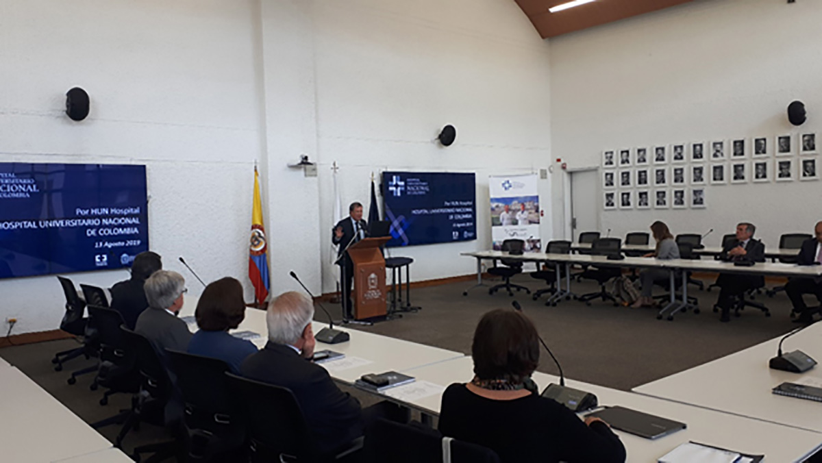 Mario Hernández hace apertura formal del evento, invitando a participar a empresarios y académicos.