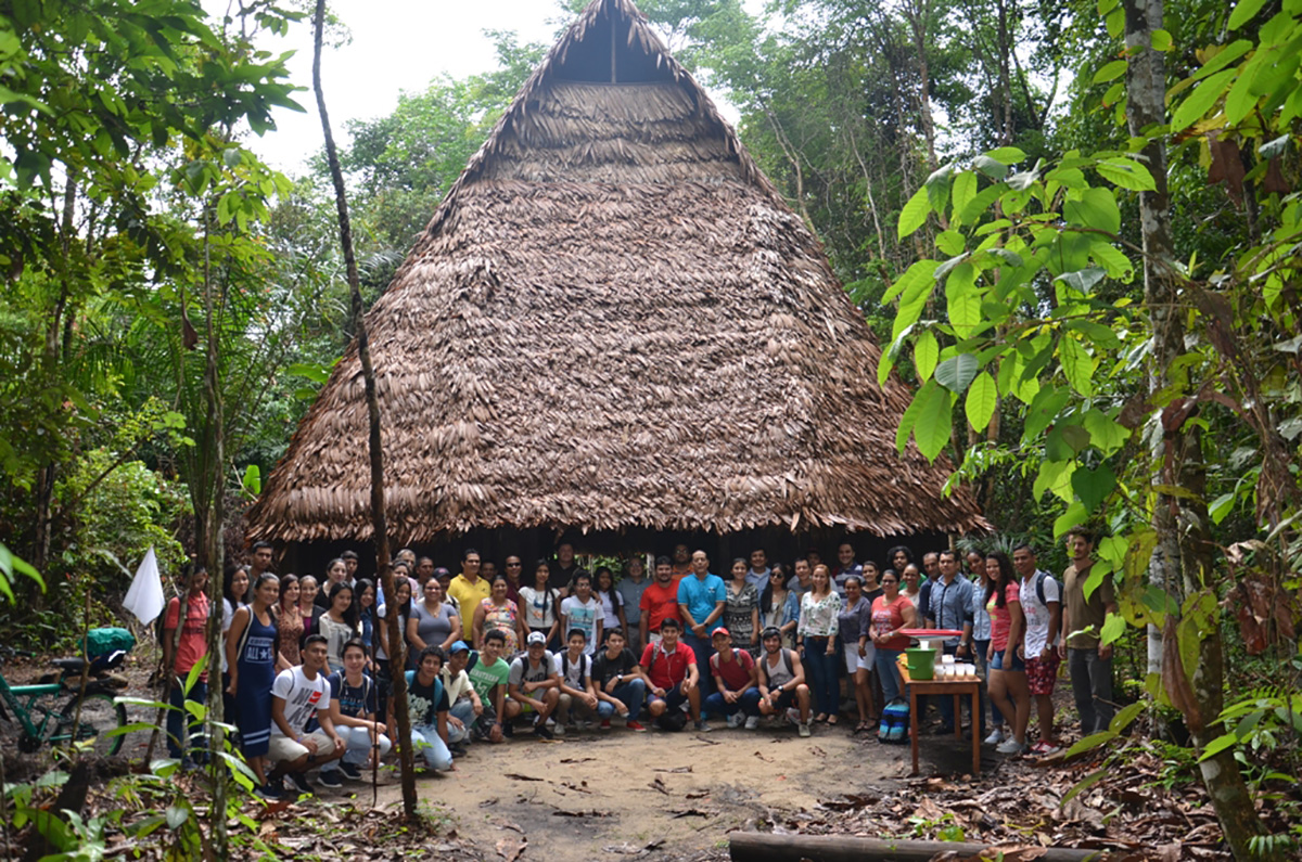 El profesor Jhon Donato, director de la Sede Amazonia, inaugura la nueva maloca.