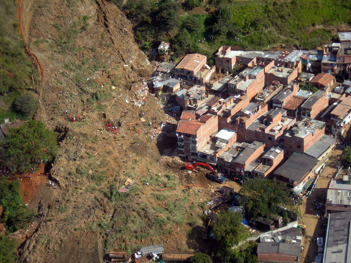 En Colombia hay alrededor de 700 municipios que registran población con viviendas construidas en zonas vulnerables. La tragedia ocurrida en el barrio La Gabriela en el municipio de Bello (Antioquia) lo evidencia. - Cortesía Ómar Darío Cardona