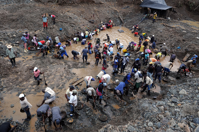 Una población amplia de mestizos, blancos, negros libres, mulatos y zambos pobres garantizaban el 85% de la producción minera de Antioquia. Fotos: AFP