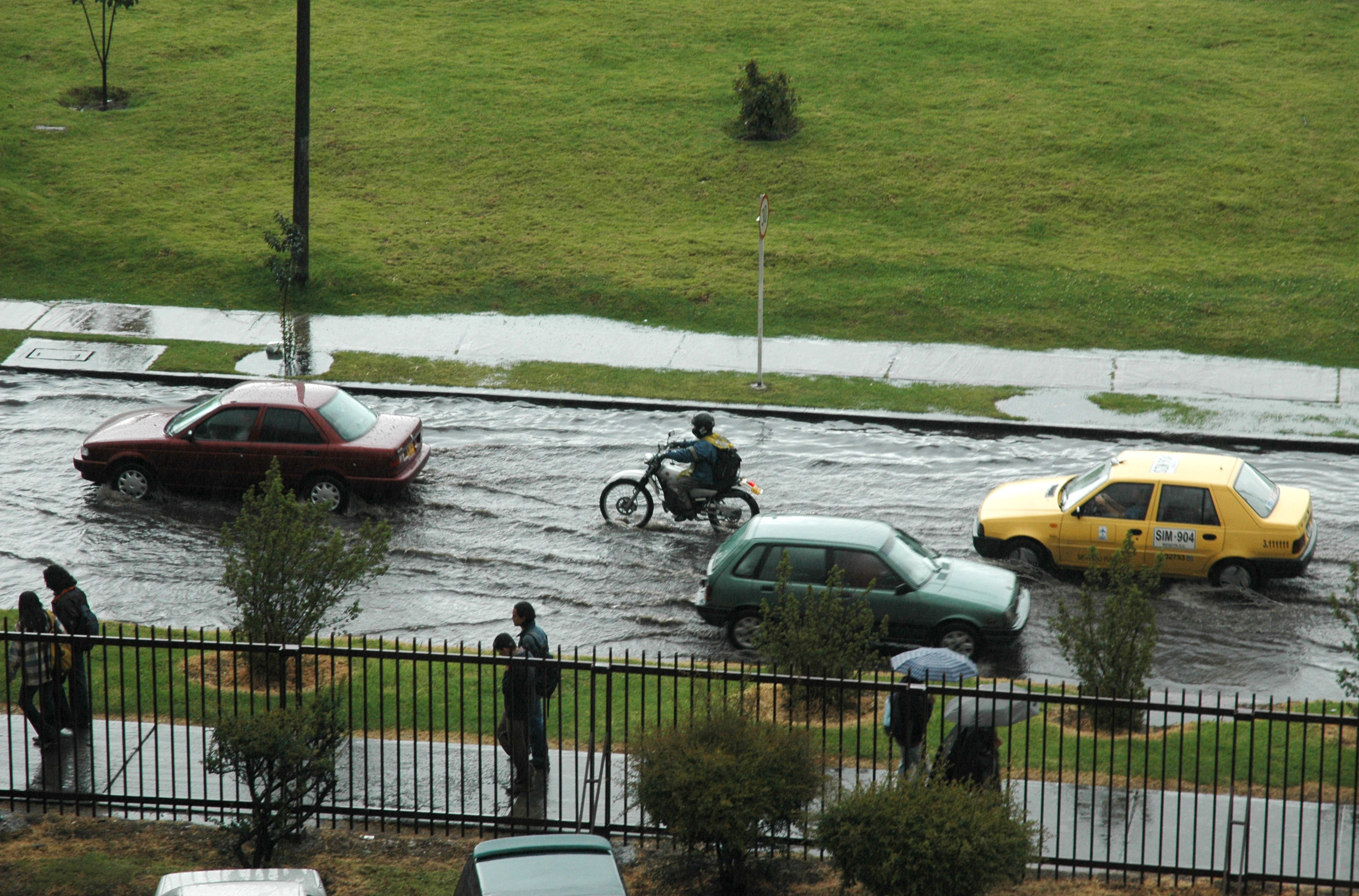 Las redes de alcantarillado suelen ser vulnerables a la entrada de pequeños sedimentos que obstruyen el paso de aguas lluvias. FOTO: Víctor Manuel Holguín/Unimedios